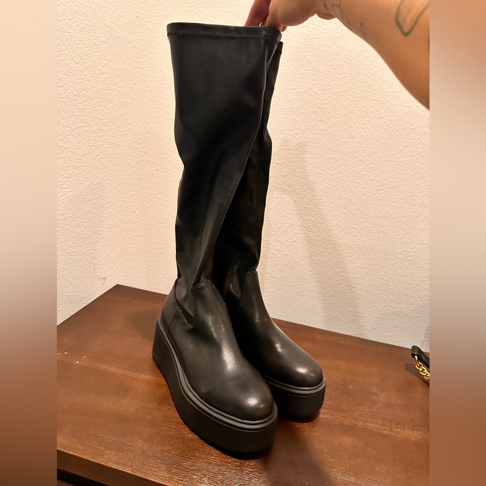 Steve madden black platform boots. 8.5 but it’s an 8 more. Never used. No box.